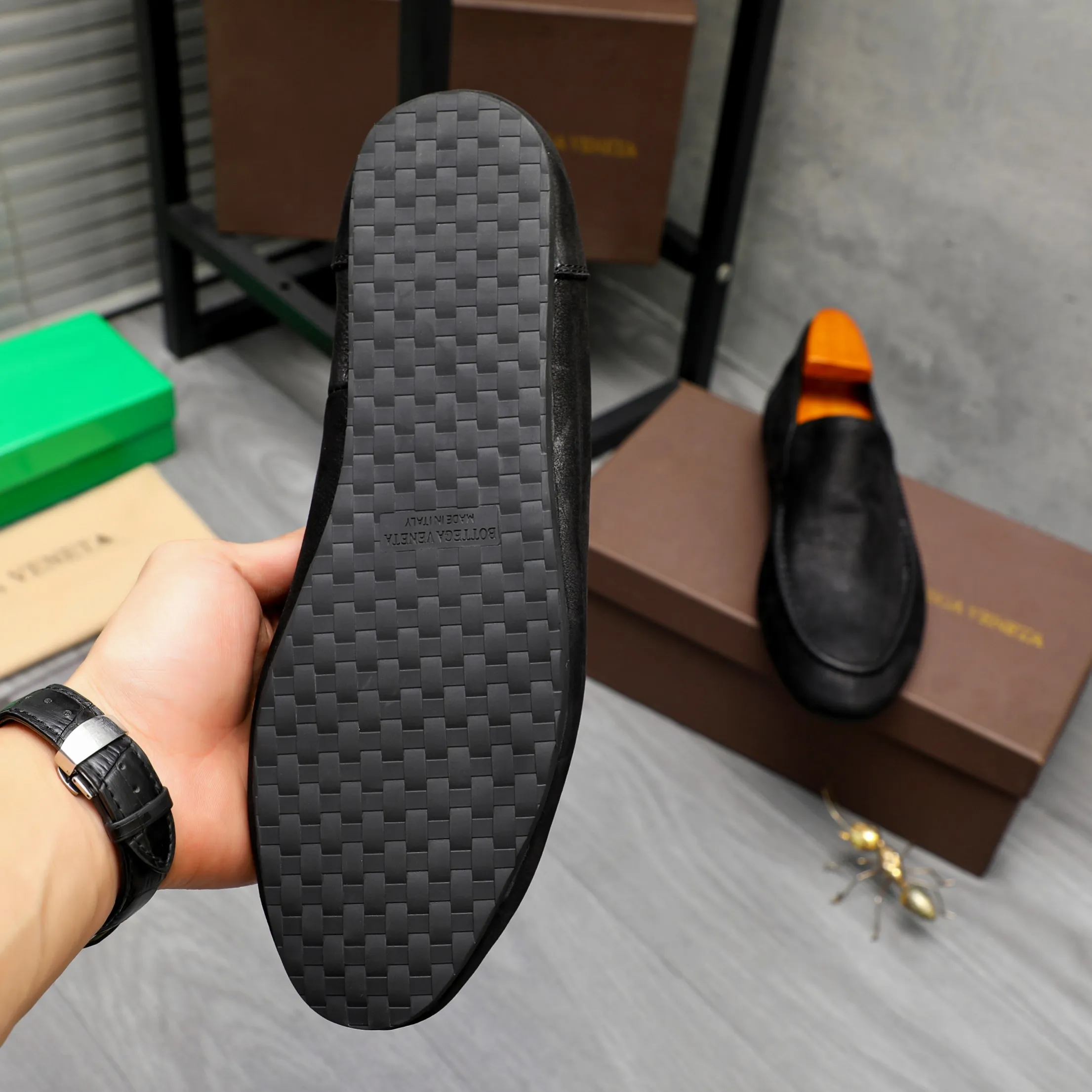 Men's shoes 💰460 Product trademark: BV "Bottega Veneta" soft leather men's shoes Regular size: 39-45 Product materials: Selected high-quality pebbled cowhide upper, cowhide lining, original outsole